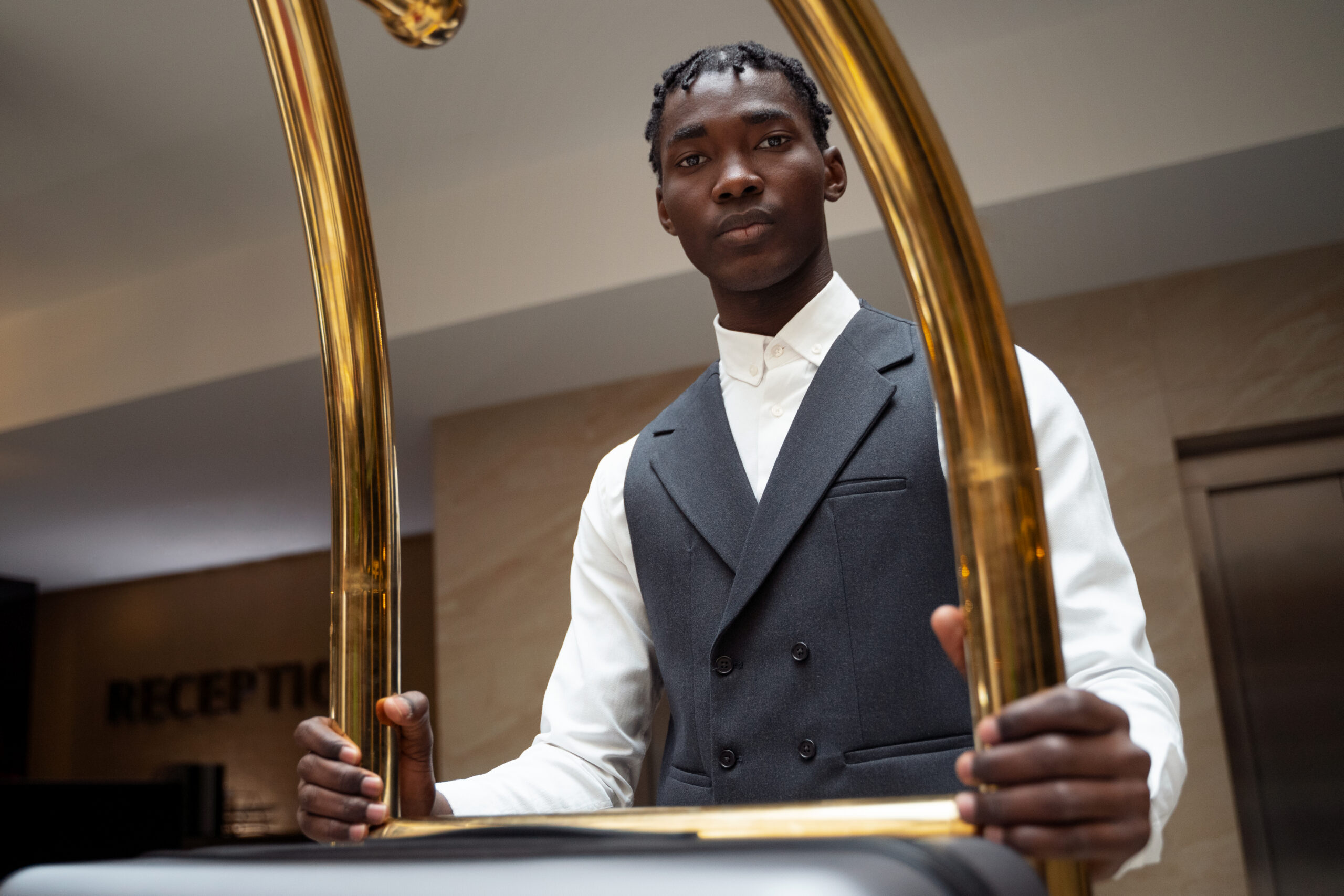 homme-a-faible-angle-travaillant-a-l-hotel