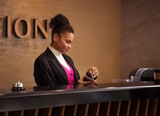 vue-laterale-femme-travaillant-a-la-reception